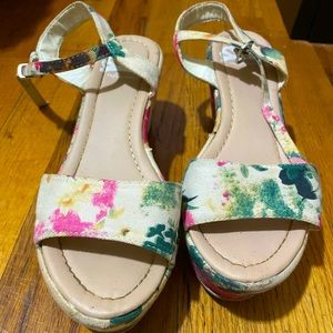 Women’s Fergalicious by Fergie floral print platform sandal, size 6.5